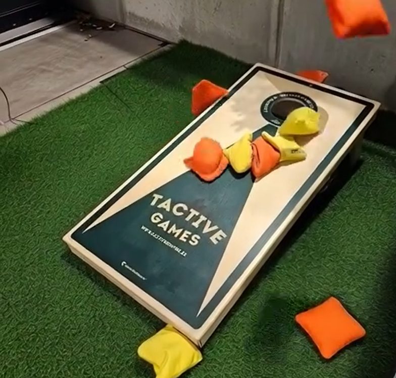 Corn-hole med Tactive Games-brädan i loungen